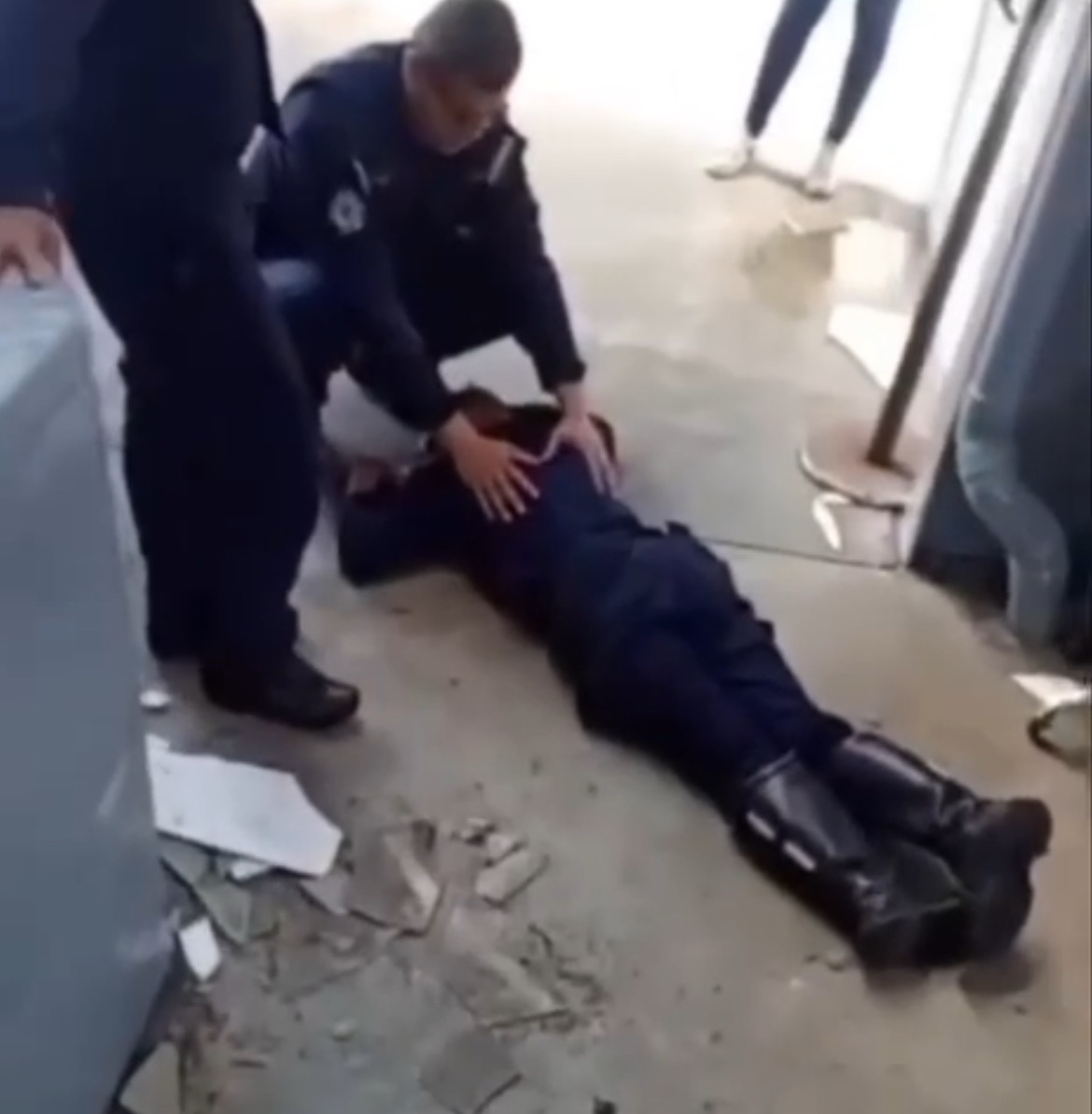 PERSIGUIENDO A UN DELINCUENTE, JEFE POLICIAL CAE DESDE UN SEXTO PISO