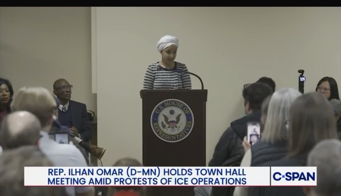 Ataque contra la congresista Ilhan Omar en Minneapolis: hombre la rocía con sustancia desconocida durante town hall