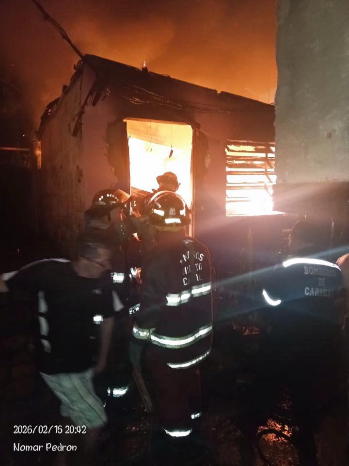 Bomberos de Caracas controlaron incendio en vivienda multifamiliar en Los Chorros