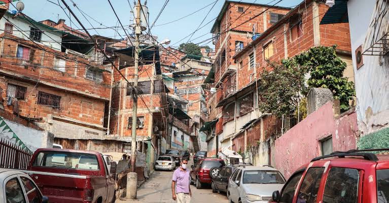 Tres personas fueron asesinadas dentro de un vehículo en Petare específicamente en el sector José Félix Ribas, zona 3.
