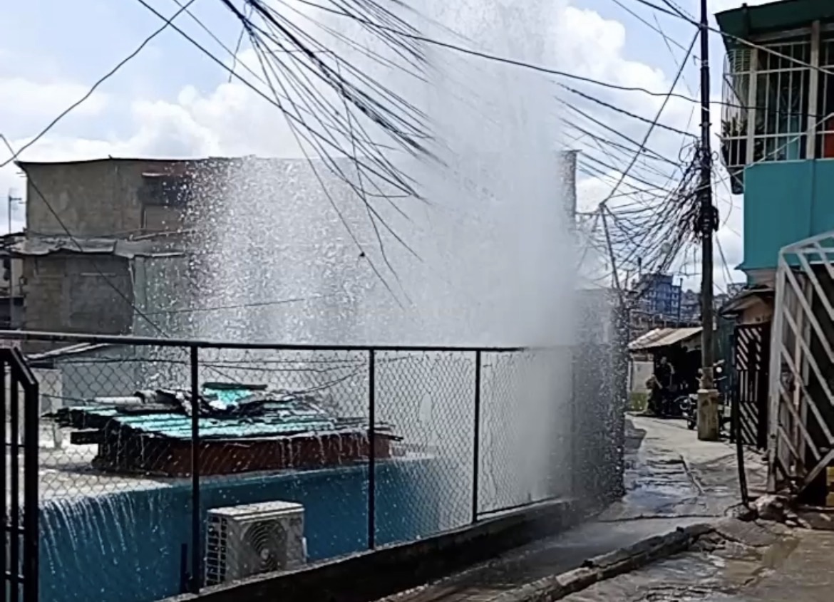 Se revienta tubería matriz en Catia y provoca fuerte fuga de agua en la calle Ayacucho