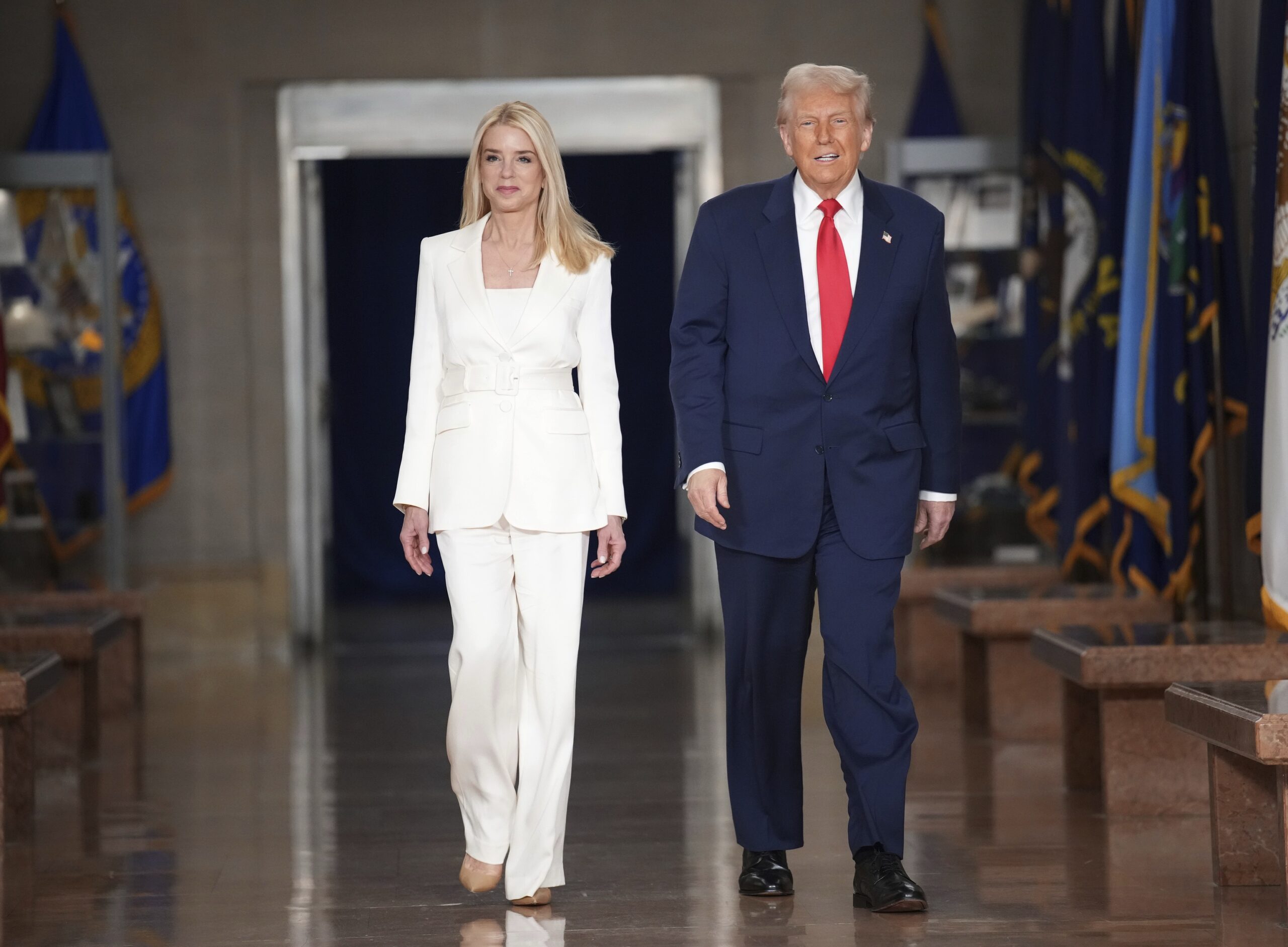 Trump destituye a Pam Bondi como fiscal general en medio de tensiones internas y polémicas investigaciones