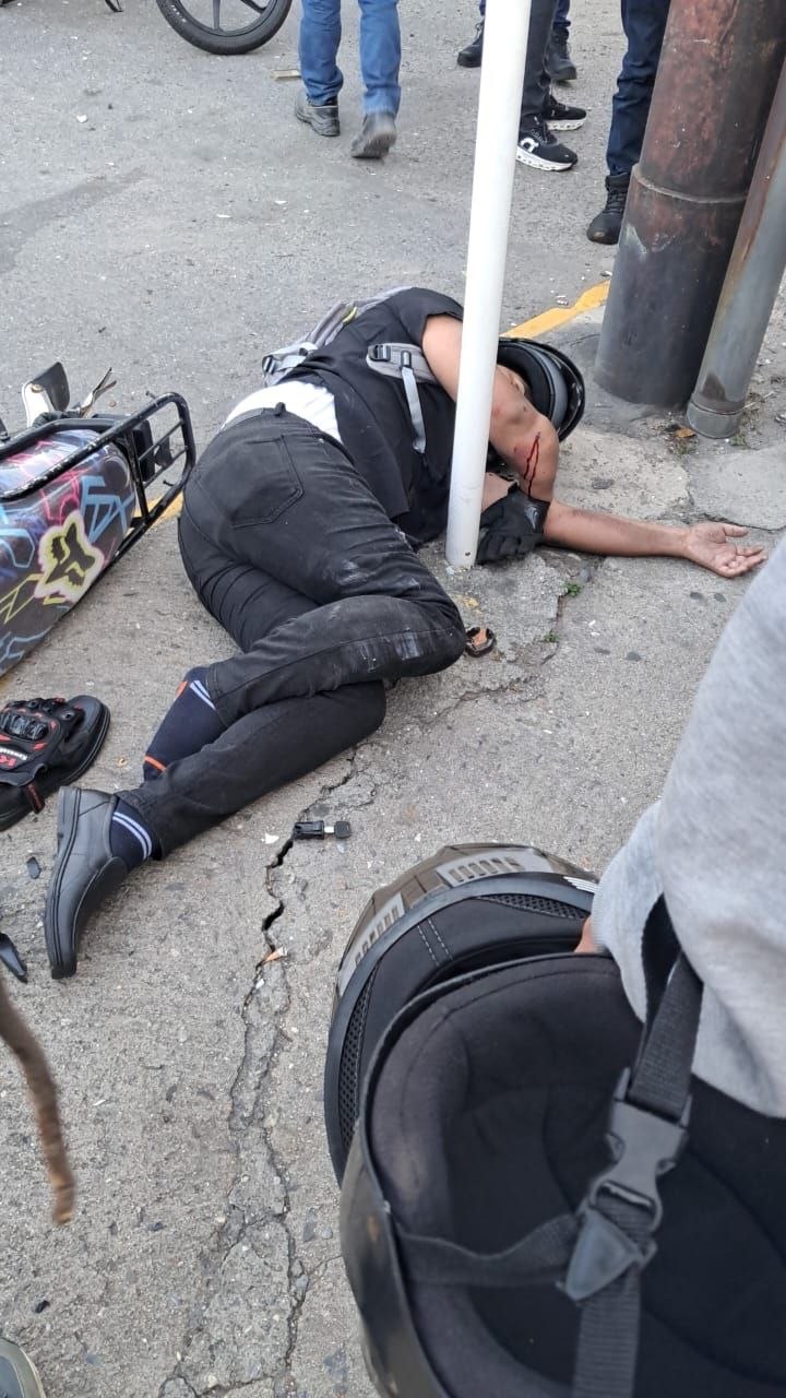 Grave accidente en Barquisimeto deja dos personas gravemente heridas tras fuerte impacto entre moto y vehículo