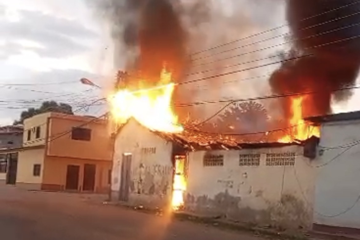 ÚLTIMA HORA Voraz incendio en Zaraza expone grave crisis de los bomberos municipales